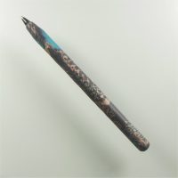 P471 Simple pen with random design. £5.00